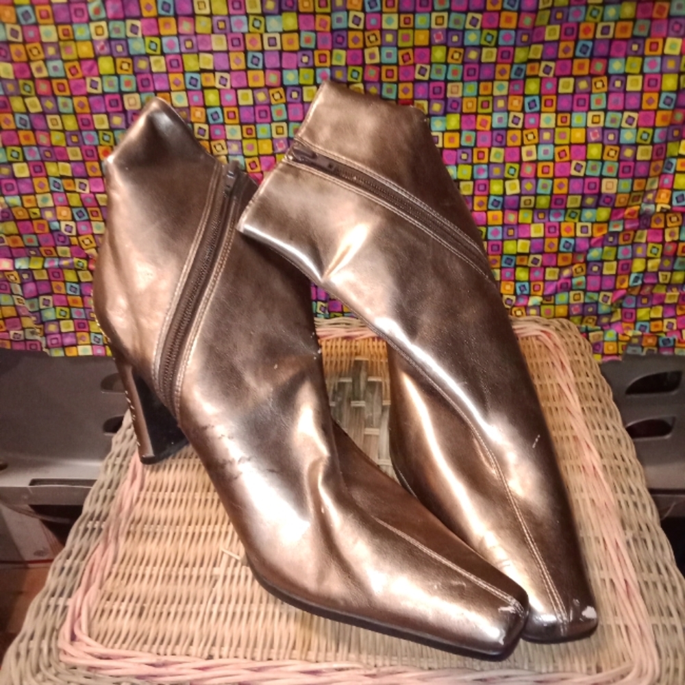 Womens size 9 gold rectangular pointed toe booties
